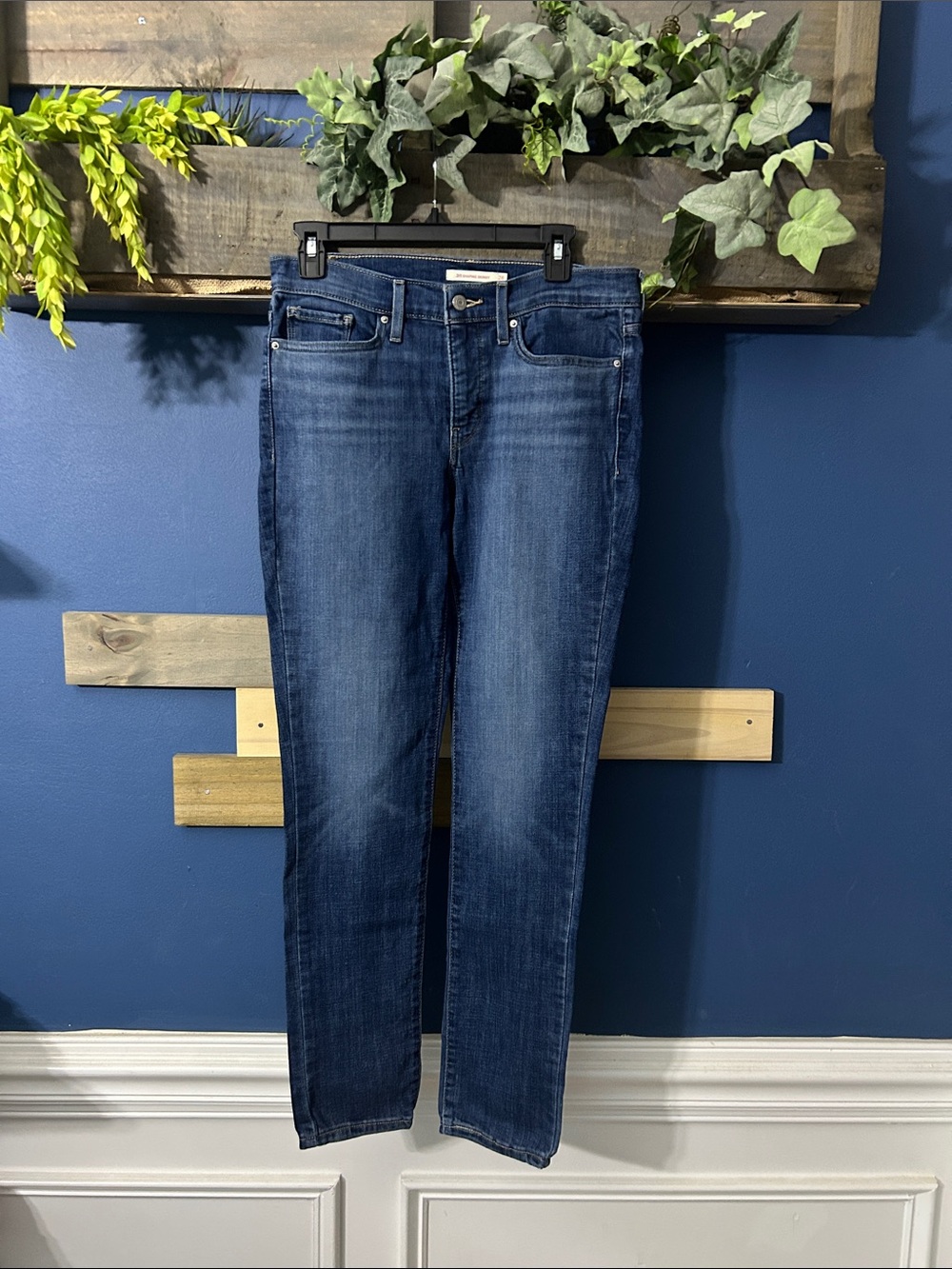 Levi Strauss 311 Shaping Skinny Dark Wash. Size 28. NWOT